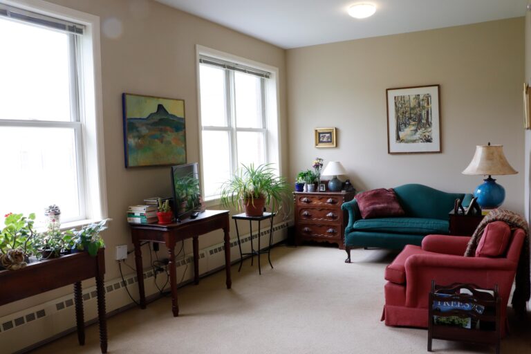 How to Choose the Right Senior Assisted Living Apartment for Your Loved One